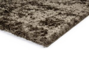 Een close-up van de dikke, ruige, tweekleurige bruine en beige hoek van het Arezzo ST Hunter 421 200x300 vloerkleed op een witte achtergrond.