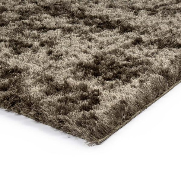 Een close-up van de dikke, ruige, tweekleurige bruine en beige hoek van het Arezzo ST Hunter 421 200x300 vloerkleed op een witte achtergrond.