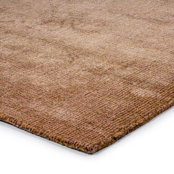 Een close-up van het Rome Gold 05 200x300 rechthoekige vloerkleed in gedempt bruin en beige, met het geweven patroon en de afgewerkte rand tegen een witte achtergrond.