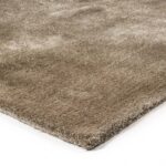 Close-up van de hoek van het tapijt Viterbo ST Grey 803 200x300, met een zacht, gestructureerd oppervlak en een dikke pool, getoond op een witte achtergrond.