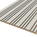 Het Akupanel Akoestische Wandpanelen Tripple Akupanelen 270 x 60 cm in Beige op Beige heeft een rechthoekig ontwerp met gelijkmatig verdeelde, parallelle zwarte groeven die in de lengterichting over het lichtgekleurde oppervlak lopen.