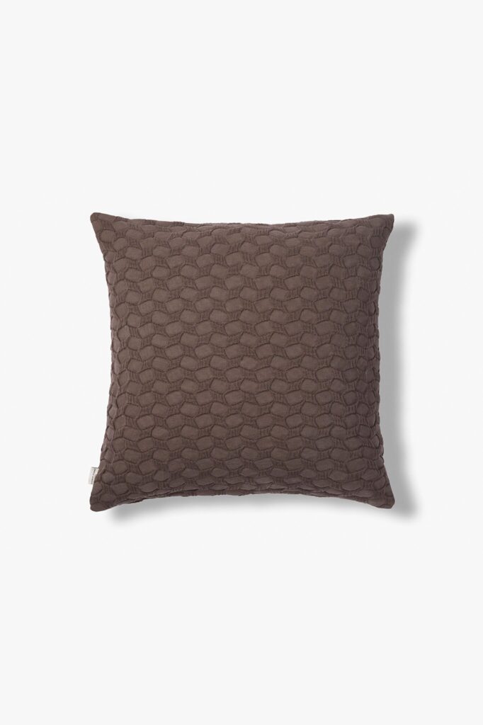 Het Biologisch katoen jacquard sierkussenhoes Ella 50x50 cm is een vierkante bruine kussenhoes met een subtiel geometrisch structuurpatroon tegen een effen witte achtergrond.