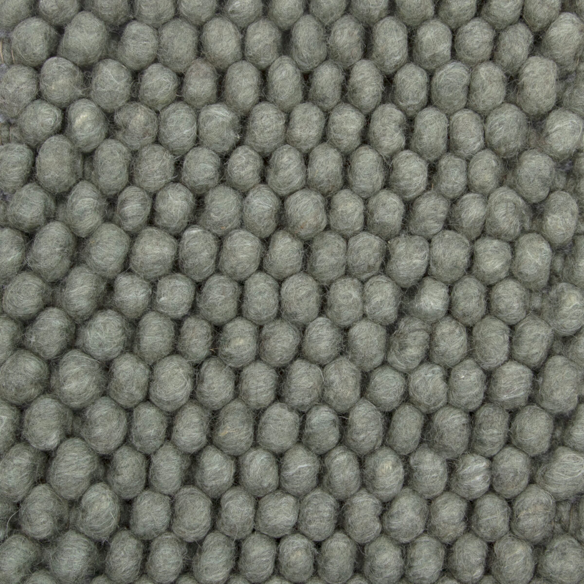 Close-up van de New Loop 456 Hunter 200x300, met een gestructureerd oppervlak van kleine, ronde, grijze bolletjes wol die in een strak, uniform patroon zijn gerangschikt zoals een vilten wollen tapijt.