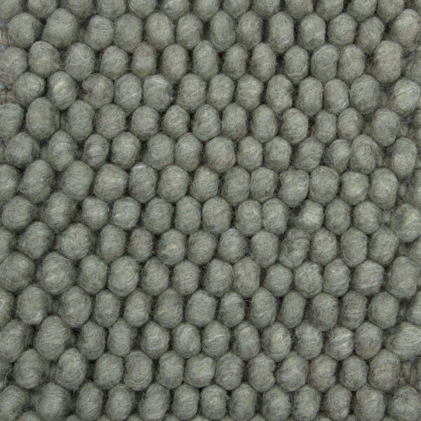 Close-up van de New Loop 456 Hunter 200x300, met een gestructureerd oppervlak van kleine, ronde, grijze bolletjes wol die in een strak, uniform patroon zijn gerangschikt zoals een vilten wollen tapijt.