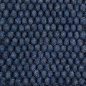 Close-up van New Loop 290 Indigo 200x300, met een blauw gestructureerd oppervlak met dicht opeengepakte kleine ronde bolletjes wol in een rasterpatroon.