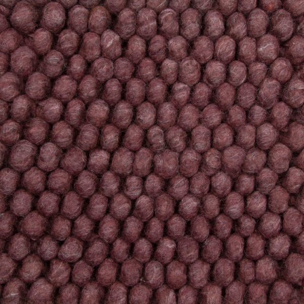 Close-up van New Loop 319 Winered 200x300, met een gestructureerd oppervlak van ronde, dicht opeengepakte kastanjebruine wollen bolletjes die een zacht, uniform patroon vormen.
