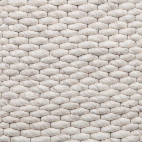Close-up van Genua Cloud White 815 (200x300), met dikke, zachte witte wolvezels geweven in een horizontaal structuurpatroon. Het dikke, knusse materiaal is ideaal als vloerkleed of deken.
