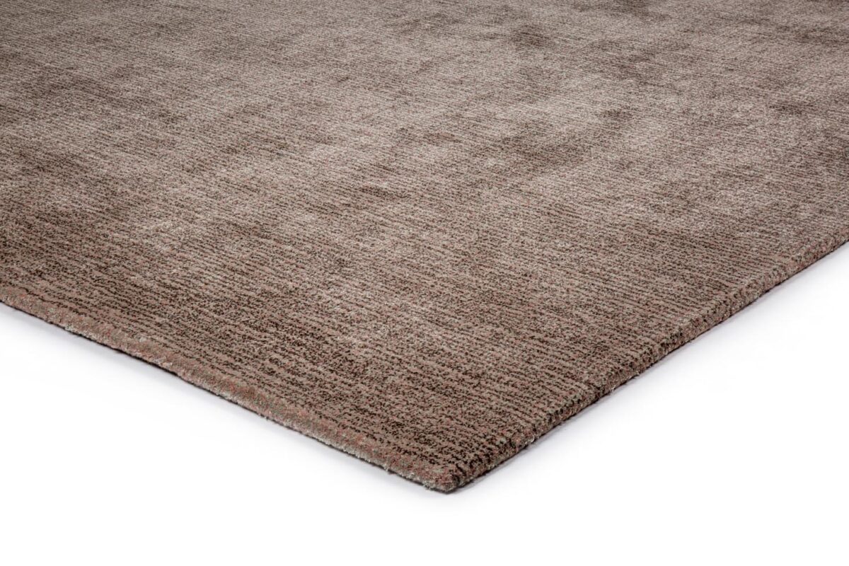 Een close-up van de hoek van het rechthoekige vloerkleed Rome Grey 03 170x230 met een gestructureerd oppervlak, getoond op een witte achtergrond.