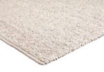 Een close-up van het Bonita Light Beige 141 200x300 vloerkleed toont het lichtbeige geweven ontwerp met textuur en een enigszins grof, kiezelachtig oppervlaktepatroon.