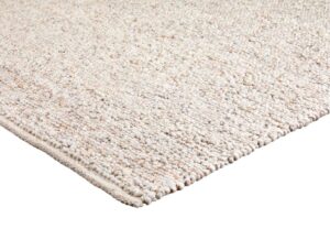 Een close-up van het Bonita Light Beige 141 200x300 vloerkleed toont het lichtbeige geweven ontwerp met textuur en een enigszins grof, kiezelachtig oppervlaktepatroon.
