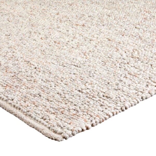 Een close-up van het Bonita Light Beige 141 200x300 vloerkleed toont het lichtbeige geweven ontwerp met textuur en een enigszins grof, kiezelachtig oppervlaktepatroon.
