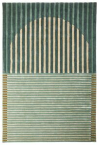 De Fano Green 170x230 is een rechthoekig tapijt met een geometrisch ontwerp: de bovenste helft heeft verticale beige en groene strepen die een halve cirkel vormen, terwijl de onderste helft horizontale groenblauwe en beige strepen heeft en dunne oranje randen aan beide zijden.