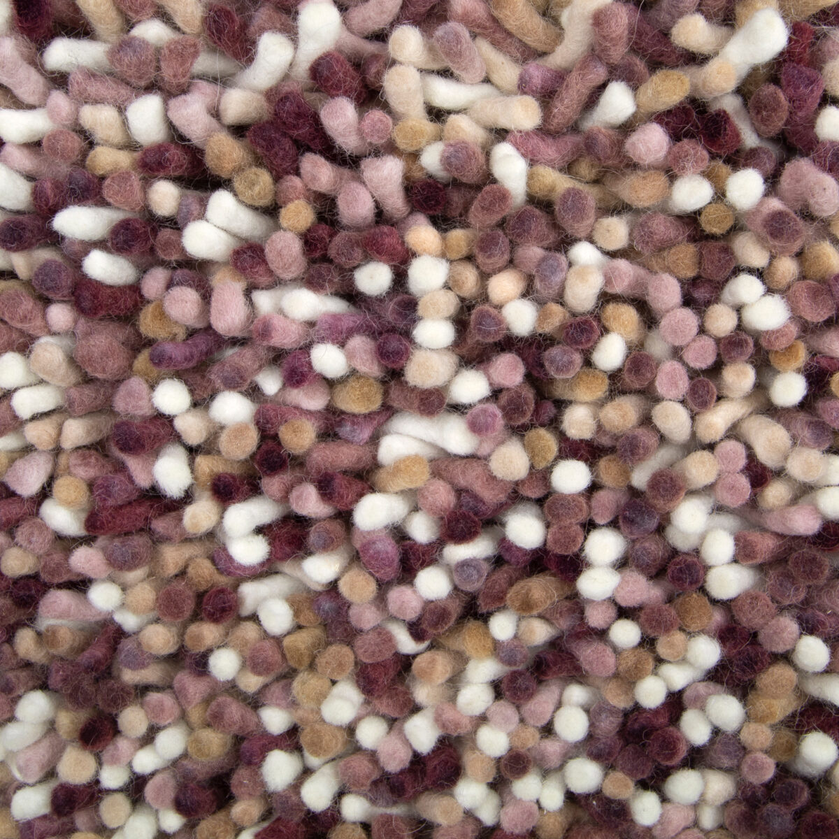 Close-up van het Alto Wine Red 325 170x230 vloerkleed, met een gestructureerd, veelkleurig shaggy oppervlak met zachte, dichte plukjes in beige, bruine, crème en mauve tinten voor een knus en uitnodigend gevoel.