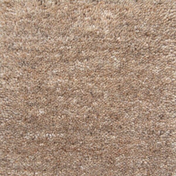 Close-up van New Berbero Light Brown 611 170x230 tapijt in beige tinten, met dicht opeengepakte, getextureerde vezels en een zacht, subtiel gevarieerd kleurenpatroon.