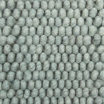 Close-up van New Loop 428 Mint Green 170x230 met een zacht, wollig oppervlak van dicht opeengepakte, ronde vilten bolletjes in een lichtgrijs rasterpatroon.
