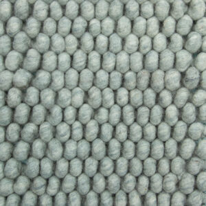 Close-up van New Loop 428 Mint Green 170x230 met een zacht, wollig oppervlak van dicht opeengepakte, ronde vilten bolletjes in een lichtgrijs rasterpatroon.