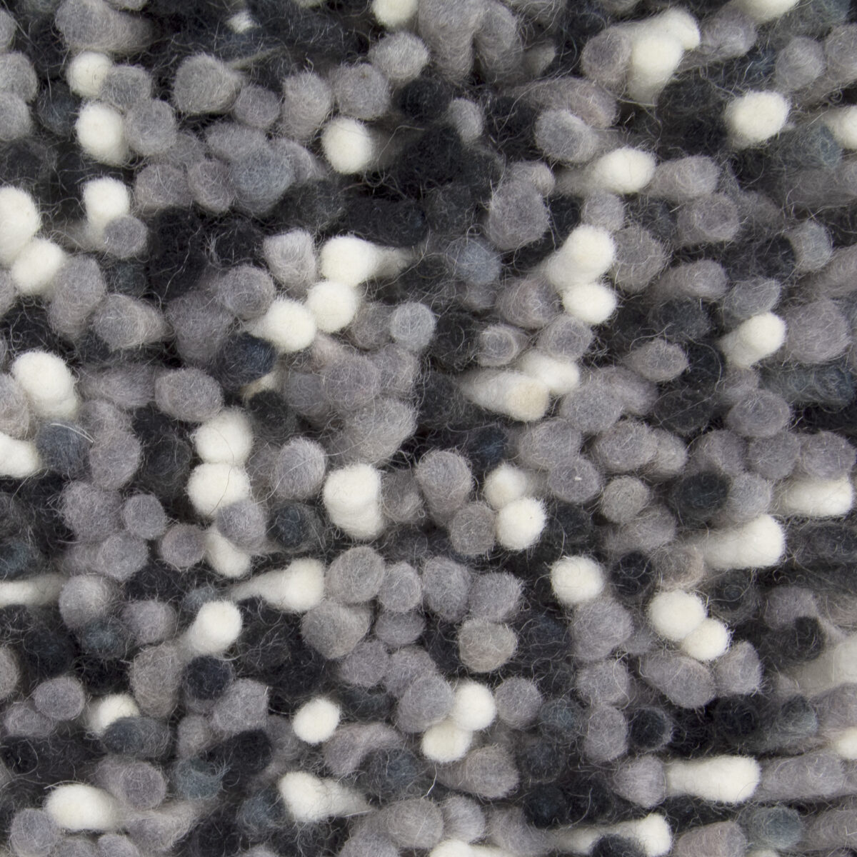 Close-up van de Alto Dolphin 875 170x230, met een gestructureerde stof met geclusterde wollen plukjes in grijs, zwart en wit, waardoor een zacht en hobbelig oppervlaktepatroon ontstaat.