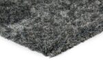 Een close-up van de hoek van het New Paulo Grey Blue 211 170x230 vloerkleed toont de dikke, zachte grijze shaggy vezels tegen een witte achtergrond.
