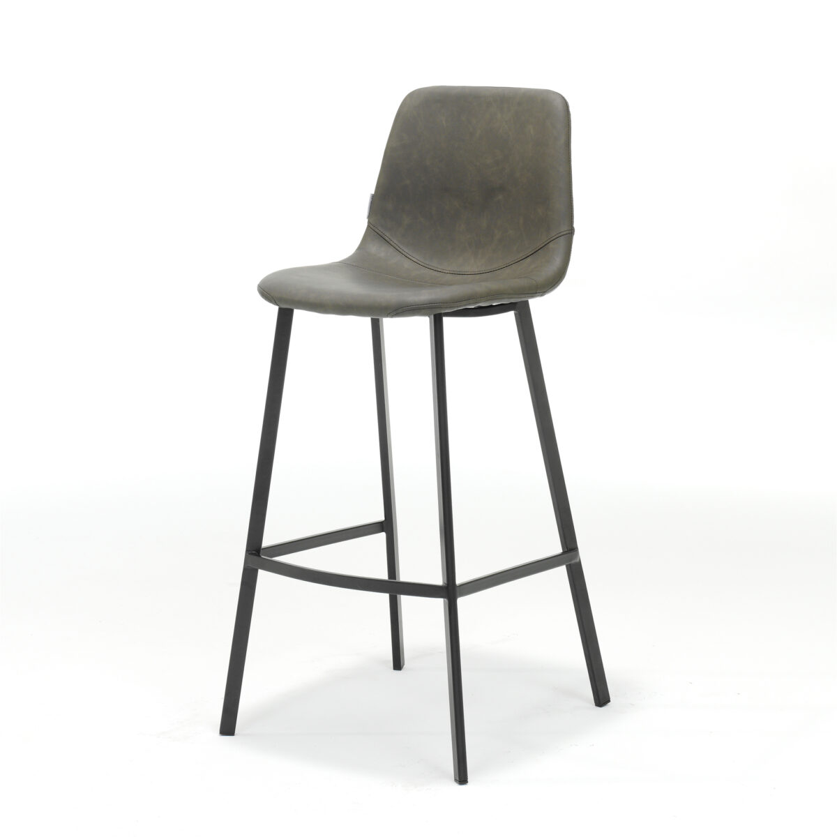 De Barkruk Bari Zwart Stof Vintage Taupe is een moderne barkruk met een gebogen zitting van taupe stof en zwarte metalen poten tegen een witte achtergrond.