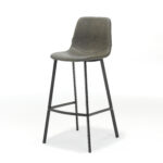 De Barkruk Bari Zwart Stof Vintage Taupe is een moderne barkruk met een gebogen zitting van taupe stof en zwarte metalen poten tegen een witte achtergrond.