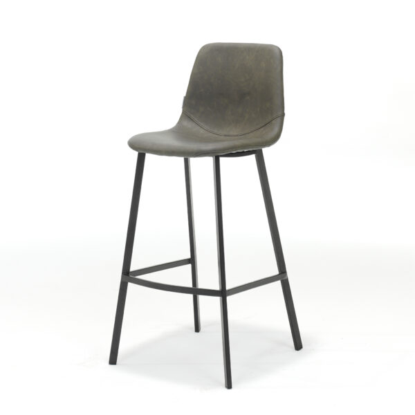 De Barkruk Bari Zwart Stof Vintage Taupe is een moderne barkruk met een gebogen zitting van taupe stof en zwarte metalen poten tegen een witte achtergrond.