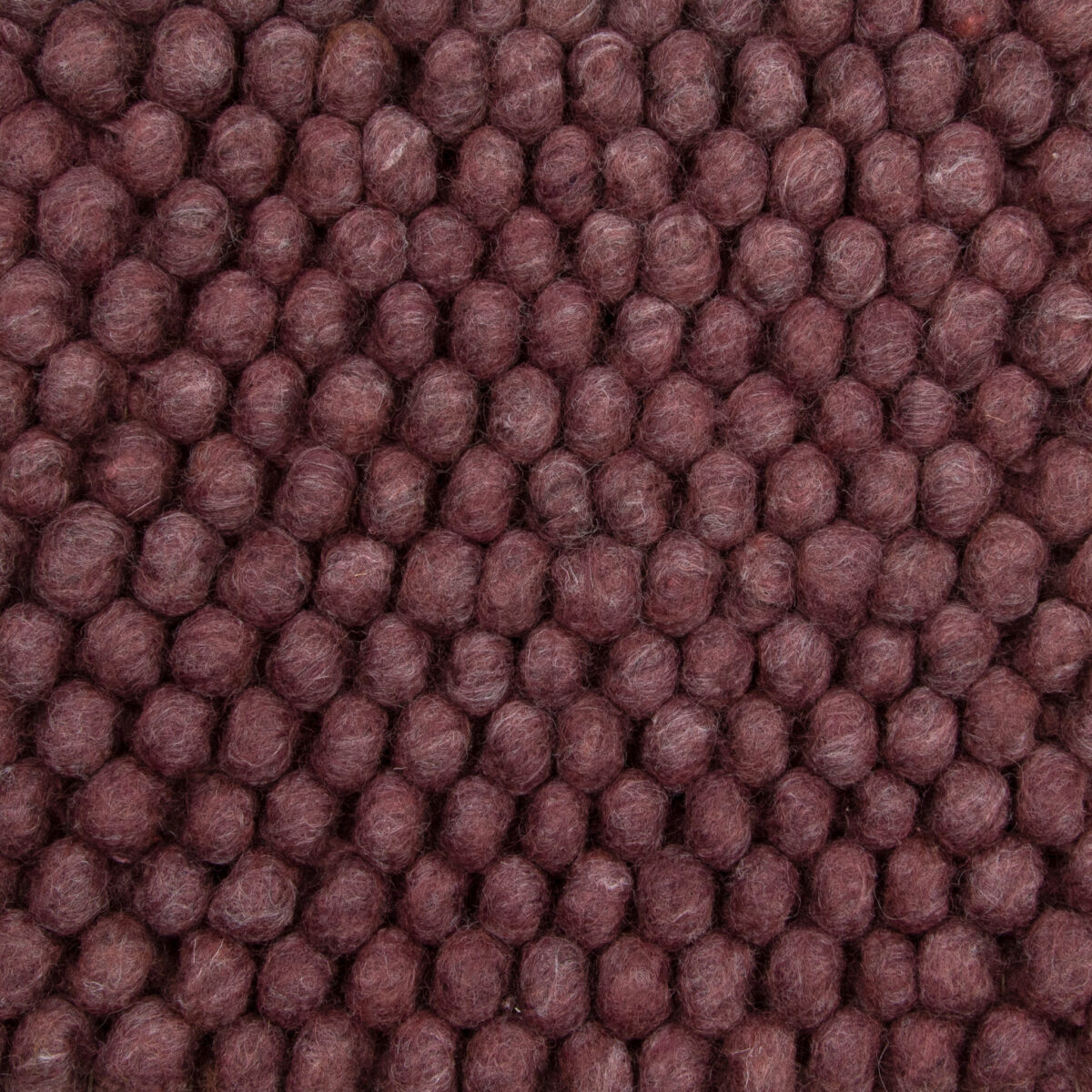 Close-up van de New Loop 319 Winered 170x230, met een gestructureerd raster van dicht opeengepakte, ronde, kastanjebruine vilten bolletjes voor een zacht en voelbaar patroon.