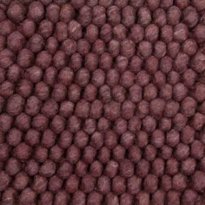 Close-up van de New Loop 319 Winered 170x230, met een gestructureerd raster van dicht opeengepakte, ronde, kastanjebruine vilten bolletjes voor een zacht en voelbaar patroon.