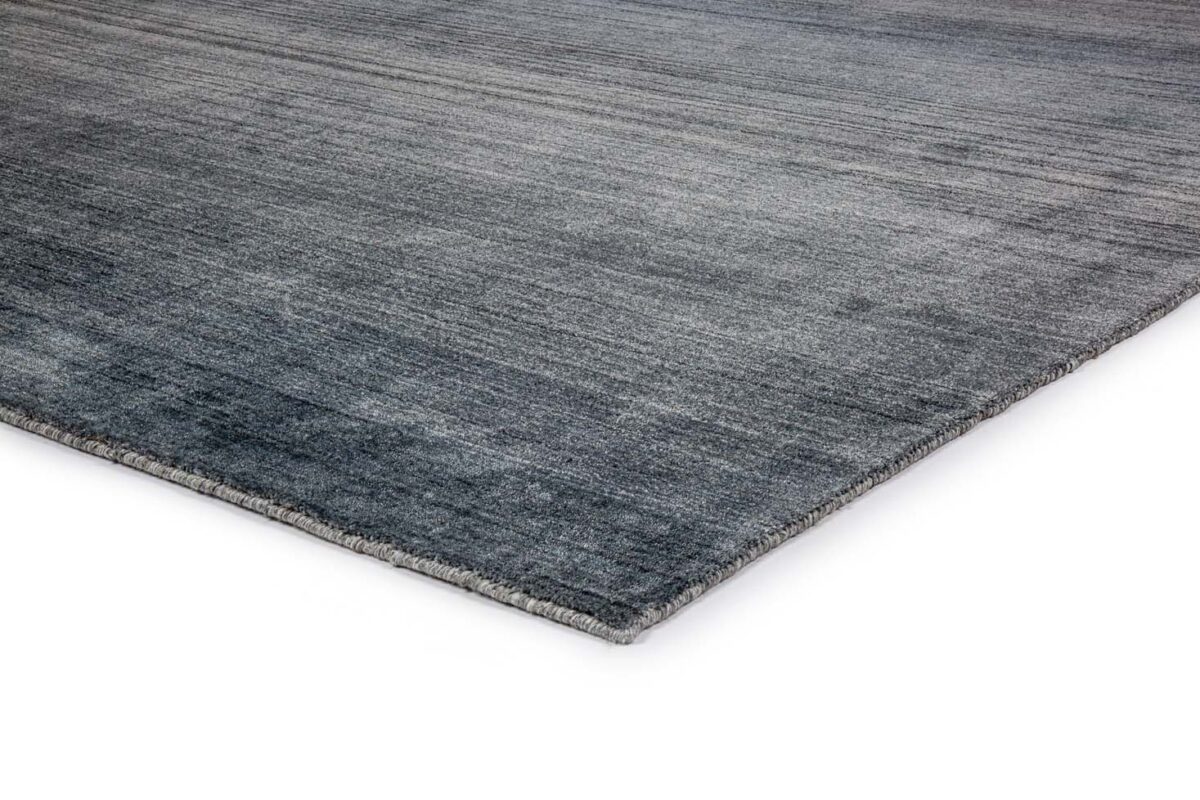 Een close-up van het Portofino Blue 01 200x300 vloerkleed, met een modern rechthoekig ontwerp met een vloeiende grijs-blauwe gradiënttextuur, tegen een witte achtergrond.