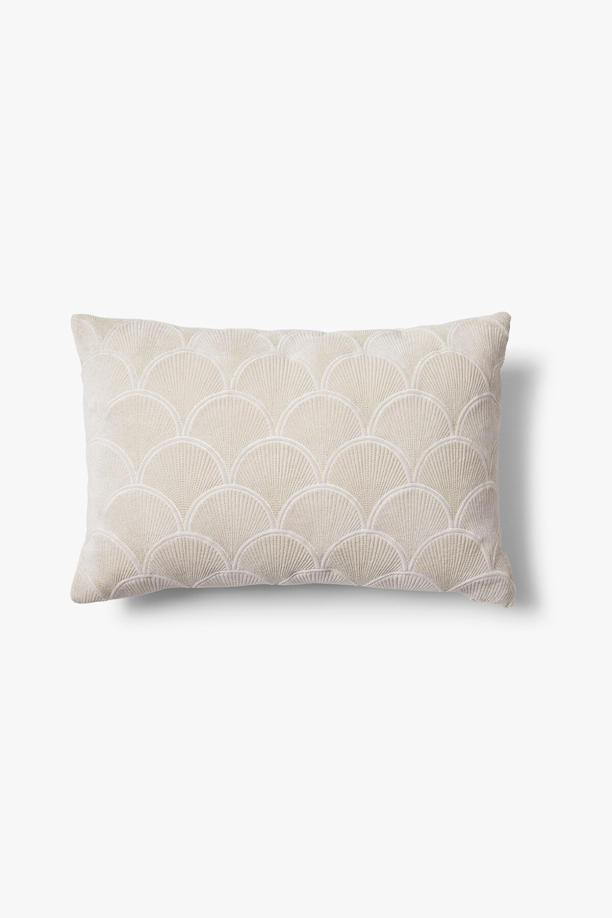 Het Sierkussenhoes Jane 60x40 cm is een rechthoekige kussenhoes met een lichtbeige en wit Sint-Jakobsschelpenpatroon tegen een effen witte achtergrond.