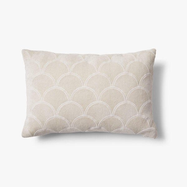 Het Sierkussenhoes Jane 60x40 cm is een rechthoekige kussenhoes met een lichtbeige en wit Sint-Jakobsschelpenpatroon tegen een effen witte achtergrond.