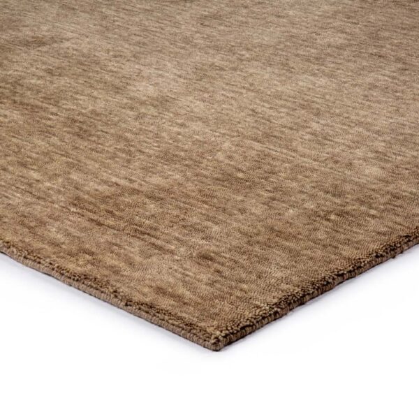 Een close-up van de hoek van het San Stefano Camel 09 200x300 rechthoekige, lichtbruine vloerkleed met structuur op een witte achtergrond.