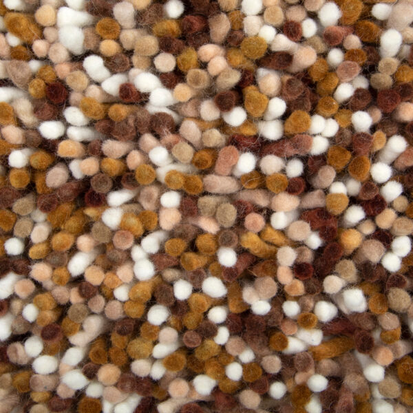 Close-up van Alto Cognac 055 200x300 tapijt met ronde plukjes in bruin, beige, tan en wit. Het gestructureerde oppervlak creëert een hobbelig, driedimensionaal patroon.