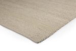 Een close-up van het Verona ST Cloud White 815 200x300 vloerkleed toont het lichtbeige weefsel met textuur en de netjes afgewerkte randen op een witte achtergrond.