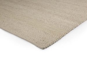 Een close-up van het Verona ST Cloud White 815 200x300 vloerkleed toont het lichtbeige weefsel met textuur en de netjes afgewerkte randen op een witte achtergrond.