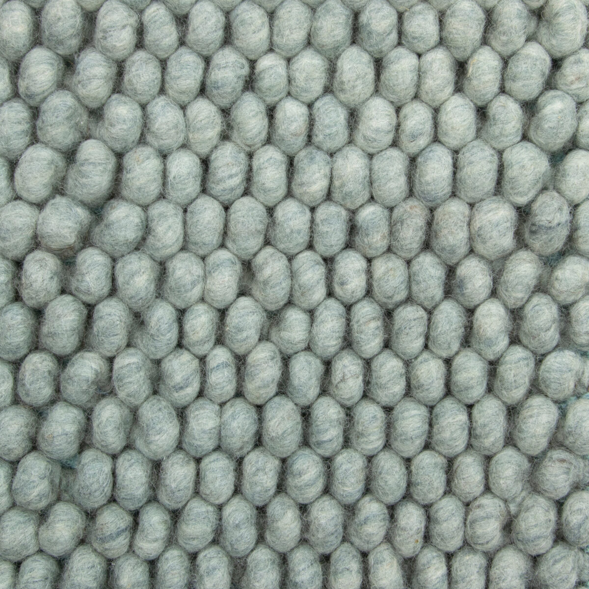 Close-up van het New Loop 428 Mint Green 200x300 tapijt, met een gestructureerd oppervlak van dicht op elkaar gepakte, zachte wollen bolletjes in een rasterpatroon.