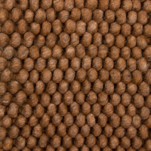 Close-up van de New Loop 631 Cognac 170x230, een bruin tapijt met een structuurpatroon van dicht op elkaar geplaatste, ronde wollen plukjes.
