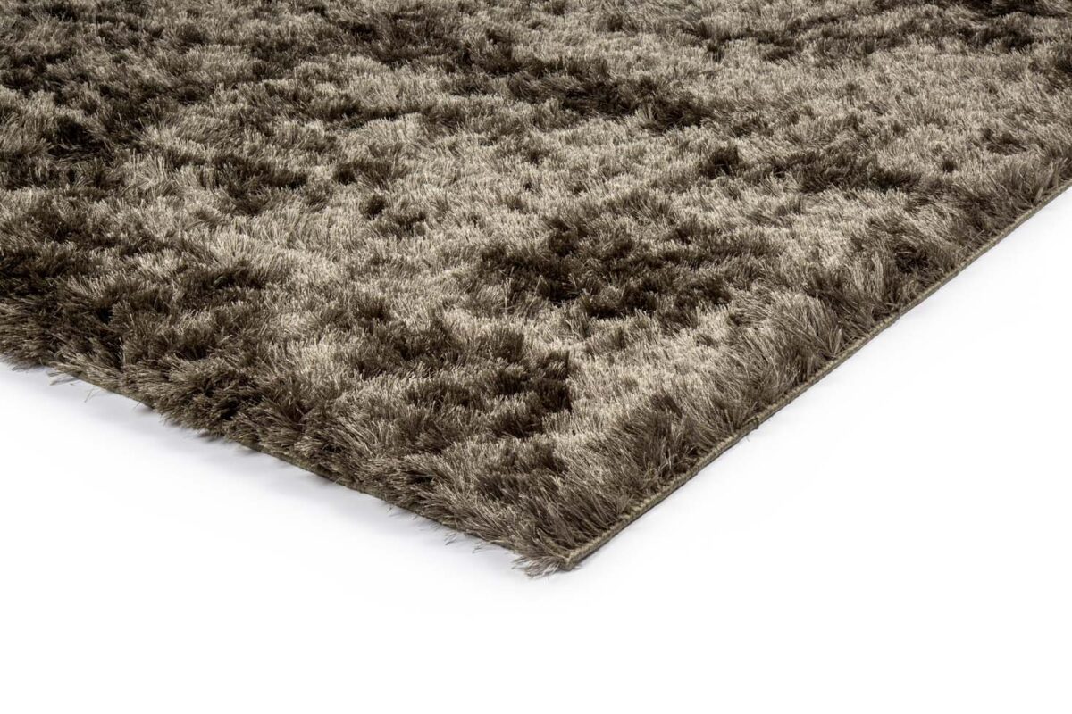 Een close-up van het Arezzo ST Hunter 421 170x230 shagtapijt in bruin en beige benadrukt de dikke, pluche vezels en het zachte, getextureerde oppervlak tegen een witte achtergrond.