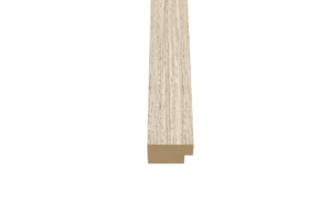 Een close-up van de Eindlat Light Naturel afwerklijst (270 cm), een rechthoekige afwerklijst van licht hout met een kleine groef aan de onderkant, tegen een zwarte achtergrond.