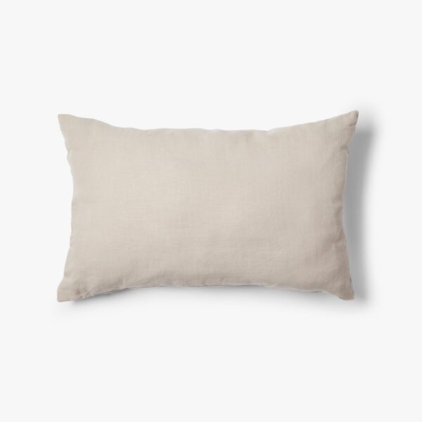 Het Sierkussenhoes Scotty Taupe is een rechthoekige 60x40 cm sierkussenhoes in lichtbeige, afgebeeld op een witte achtergrond.