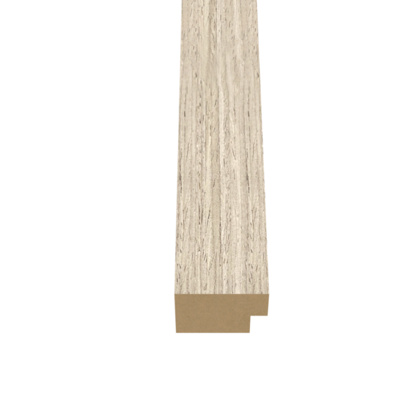 Een close-up van de Eindlat Light Naturel afwerklijst (270 cm), een rechthoekige afwerklijst van licht hout met een kleine groef aan de onderkant, tegen een zwarte achtergrond.