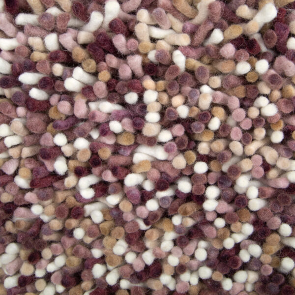 Close-up van het Alto Wine Red 325 200x300 tapijt, met een gestructureerd, ruig oppervlak met dikke garenclusters in bruin, beige, crème en paars voor een pluche uitstraling.