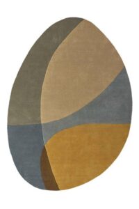 De Shades 070 Vintage 200x290 Pebble is een ovaal tapijt met abstracte, overlappende secties in gedempt olijfgroen, taupe, mosterdgeel, bruin en grijs op een witte achtergrond.