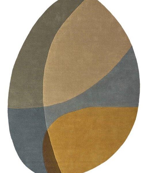 De Shades 070 Vintage 200x290 Pebble is een ovaal tapijt met abstracte, overlappende secties in gedempt olijfgroen, taupe, mosterdgeel, bruin en grijs op een witte achtergrond.