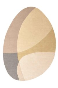 Het Shades 020 Summer Rain 200x290 Pebble vloerkleed heeft een ovale vorm met abstracte, gebogen kleurblokken in beige, crème, tan, lichtgrijs en zacht mosterdgeel op een witte ondergrond.