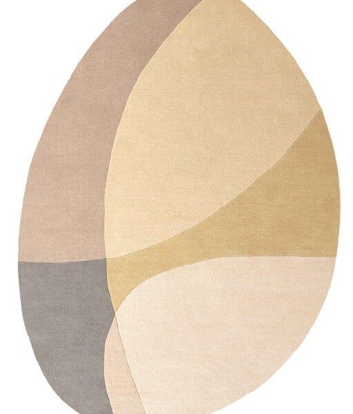 Het Shades 020 Summer Rain 200x290 Pebble vloerkleed heeft een ovale vorm met abstracte, gebogen kleurblokken in beige, crème, tan, lichtgrijs en zacht mosterdgeel op een witte ondergrond.
