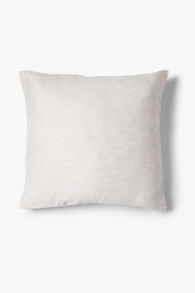 Het Sierkussenhoes Hazel 50x50 cm, een vierkante kussenhoes van lichtbeige stof, wordt getoond tegen een effen witte achtergrond met een zachte schaduw naar rechts.