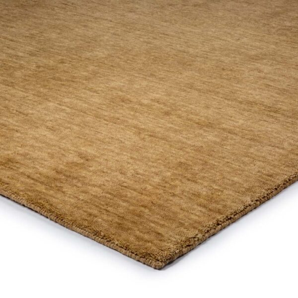 Een close-up van de hoek van het rechthoekige San Stefano Dark Beige 08 170x230 vloerkleed met een zachte textuur, getoond op een witte achtergrond.