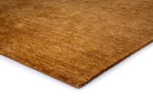 Een close-up van het rechthoekige bruine vloerkleed San Stefano Rust 10 200x300 met een subtiel structuurpatroon op een witte achtergrond.