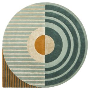 De Fano Girare Green ø240 is een rond tapijt met een helft met concentrische cirkels in groenblauw en beige, de andere helft met horizontale strepen in licht groenblauw en beige, plus een gedeelte met verticale strepen in oranje en groenblauw.