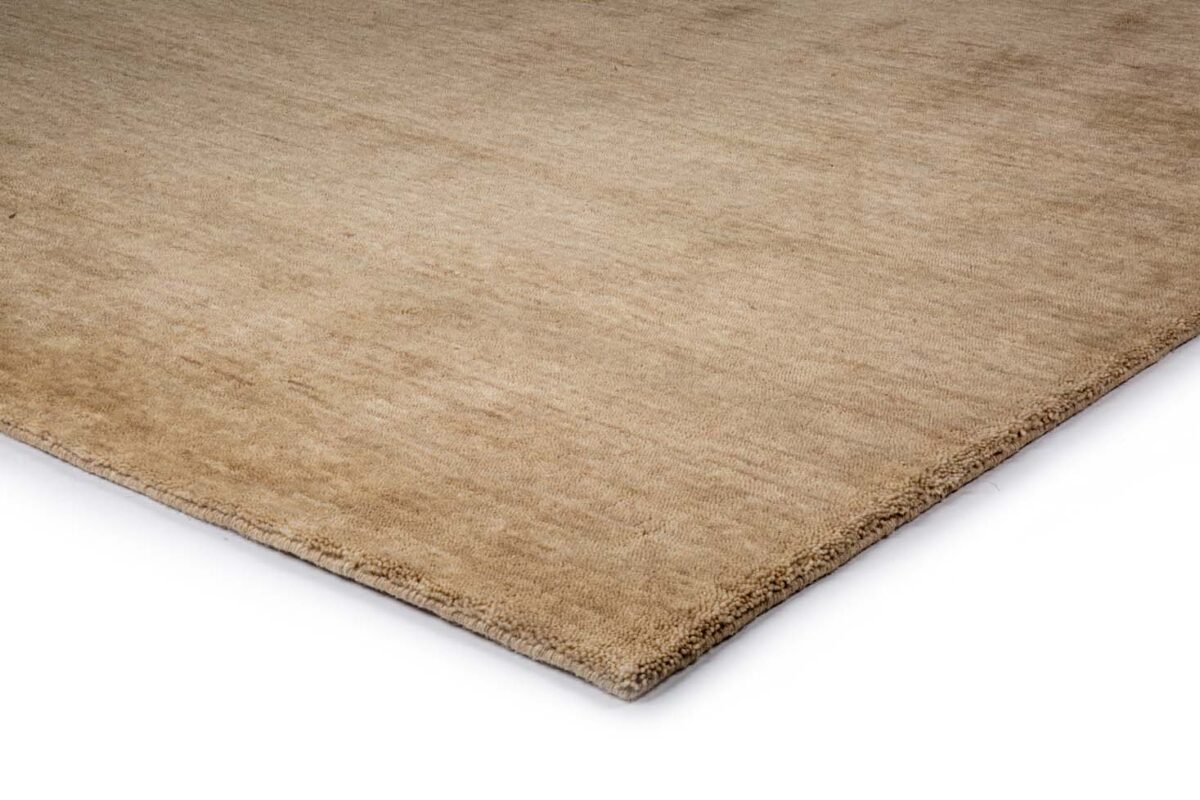 Een close-up van het San Stefano Light Beige 07 vloerkleed (200x300), met zijn rechthoekige vorm, subtiele textuuroppervlak en lichtbeige kleur tegen een witte achtergrond.